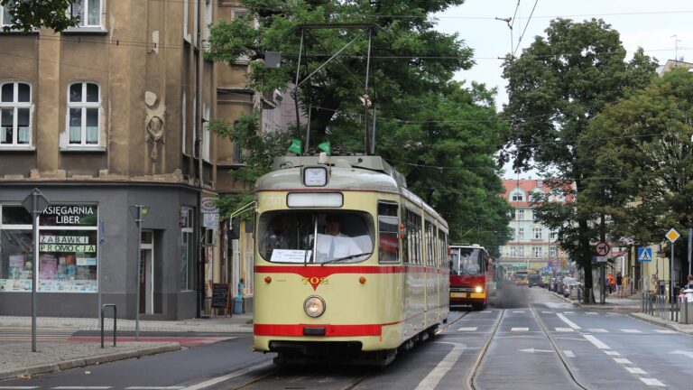 Kremowy tramwaj GT8, który w sobotę będzie kursował jako Bimba Fest