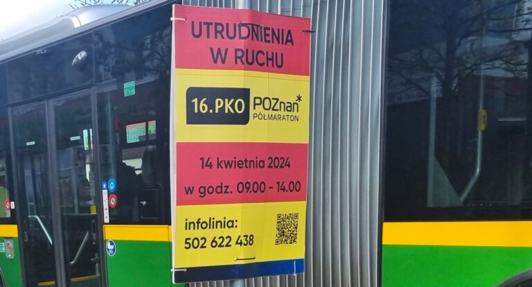 Tablica umieszczona przy drodze informująca o utrudnieniach w ruchu w dniu 14 kwietnia, w tle autobus