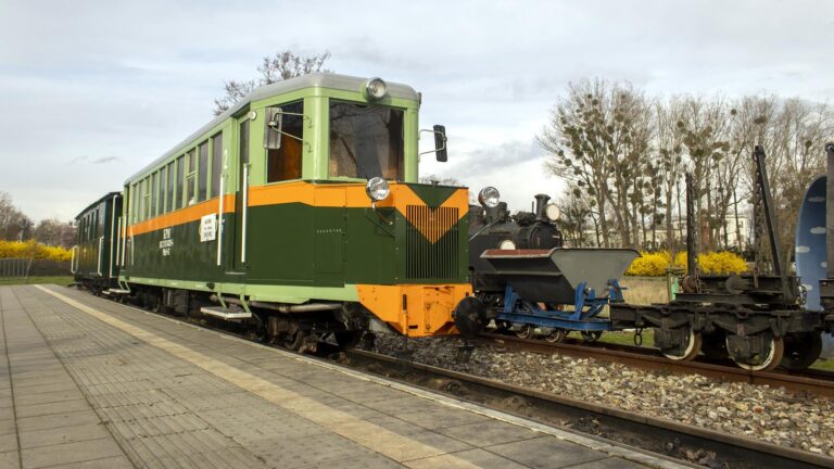 Zielono-pomarańczowy wagon na peronie