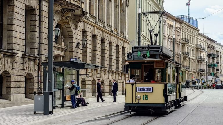 Historyczny tramwaj typu pierwszego przy kamienicy