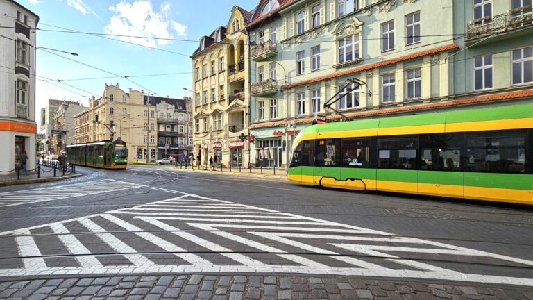 Mijające się tramwaje na ulicy Dąbrowskiego