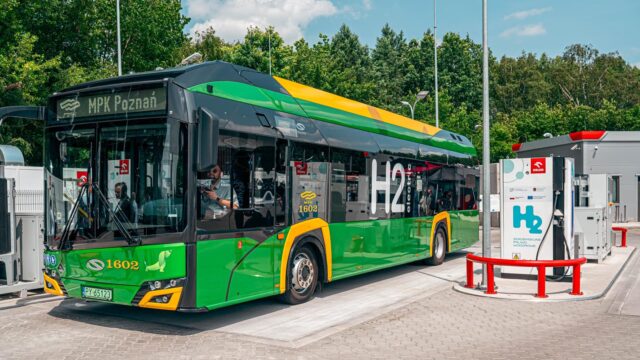 Autobus przy stanowisku tankowania wodoru
