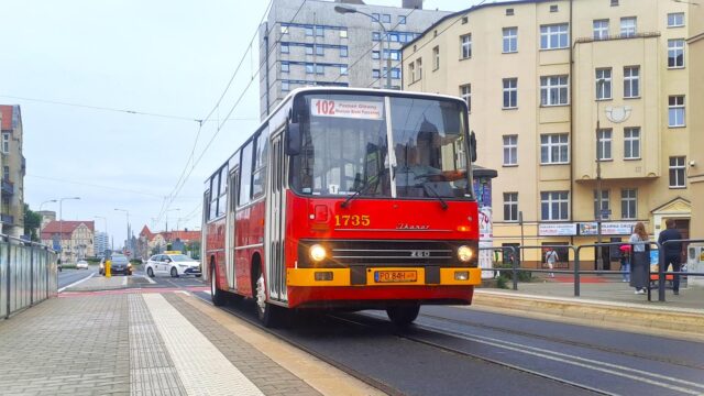 Czerwony autobus Ikarus