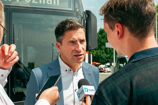 Prezes MPK Poznań, Krzysztof Dostatni, udziela wywiadu mediom