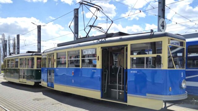 Skład wagonów - silnikowy z kolorze niebieskim i zielony wagon doczepny