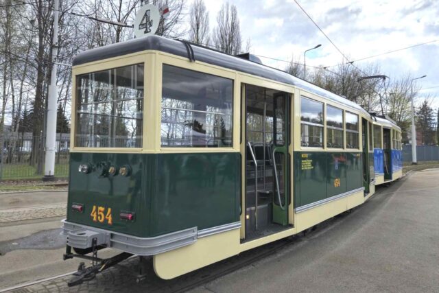 Tył wagonu z numerem 454