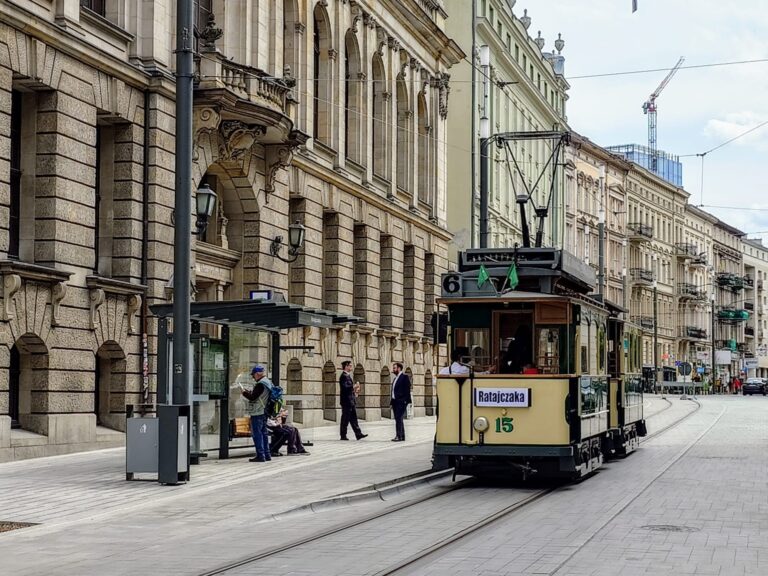 Dawny tramwaj na torowisku na tle kamienicy