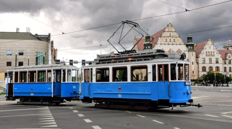 Niebieski tramwaj złożony z dwóch wagonów