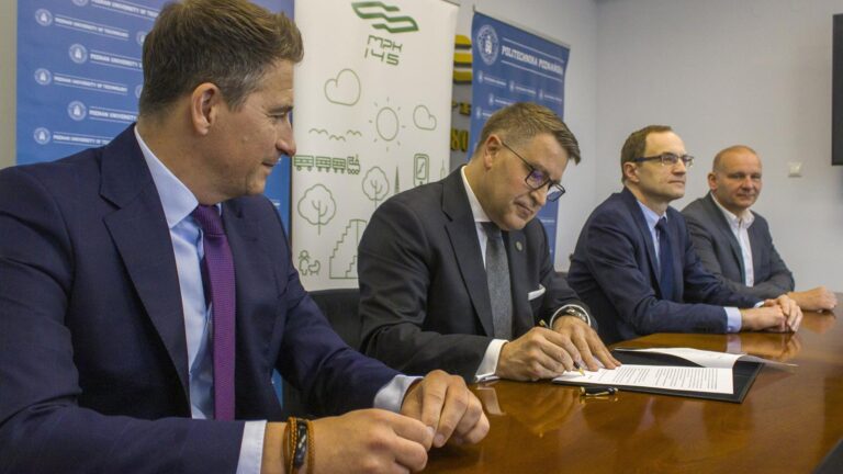 Podpisanie porozumienia - od lewej Krzysztof Dostatni, Teofil Jesionowski, Jerzy Zalwowski i Marek Grzybowski
