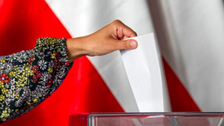 Wrzucanie kartki do przezroczystego pojemnika, w tle biało-czerwona flaga