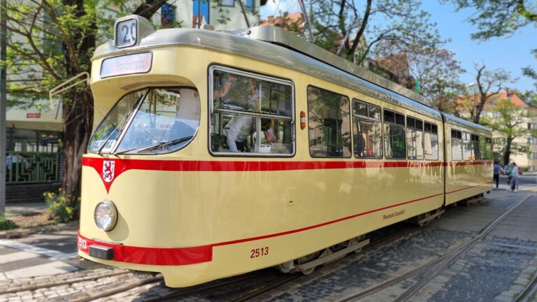 Kremowy historyczny wagon GT6