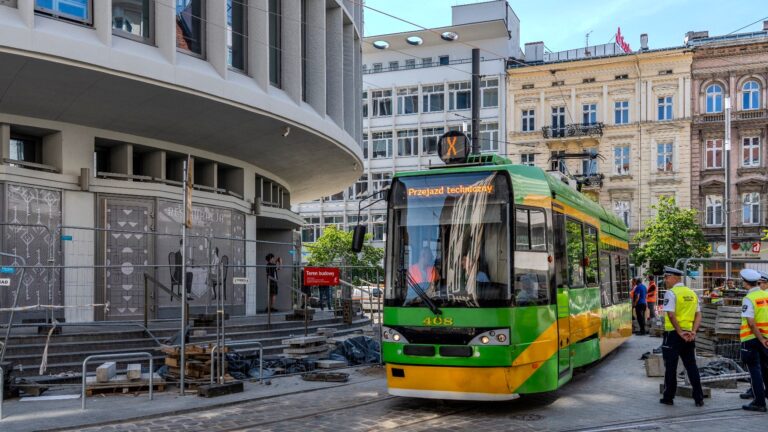 Tramwaj przy Okrąglaku. W tle dużo ludzi w odblaskowych kamizelkach