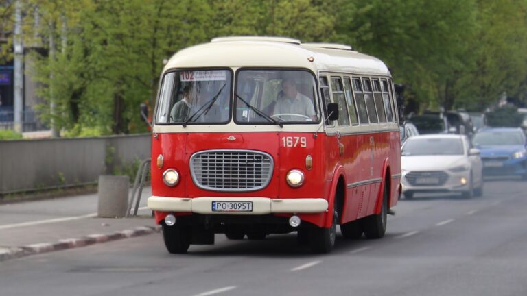 Czerwony autobus na jezdni