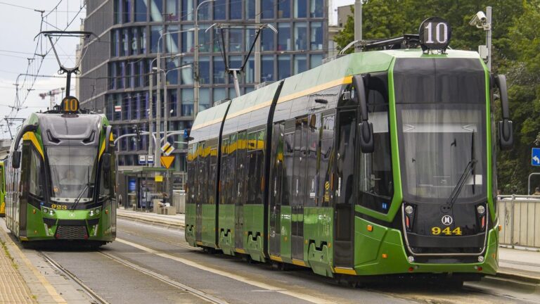 Dwa tramwaje Moderus Gamma na przystanku w centrum miasta, po prawej nowa Gamma LF 04
