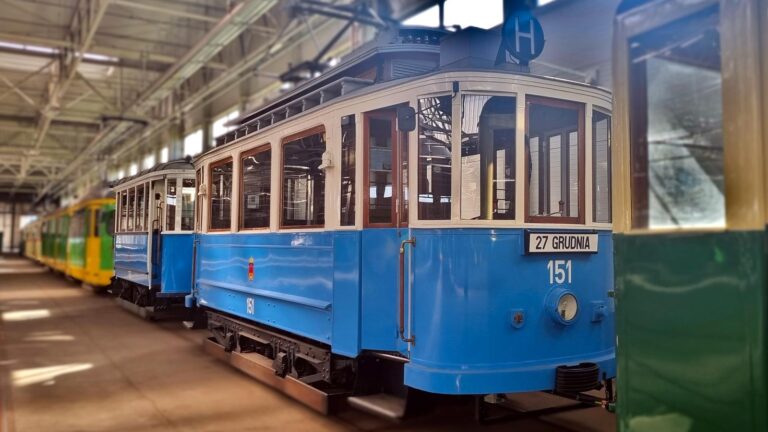 Niebieski historyczny wagon linii H w hali zajezdni