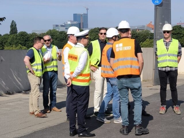 rzedstawiciele MPK, Miasta oraz wykonawcy prac podczas weryfikacji stanu zaawansowania prac