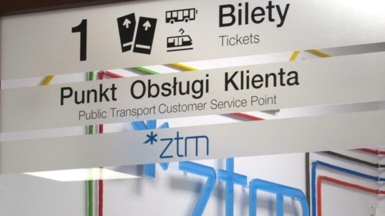 Napis na szybie Bilety. Punkt Obsługi Klienta ZTM w Poznaniu