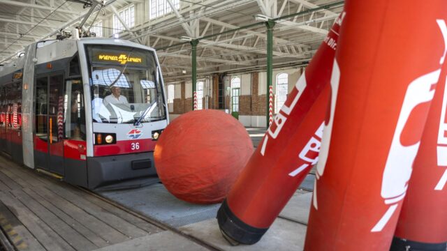 Tram bowling polegający na strąceniu kręgli ogromną kulą
