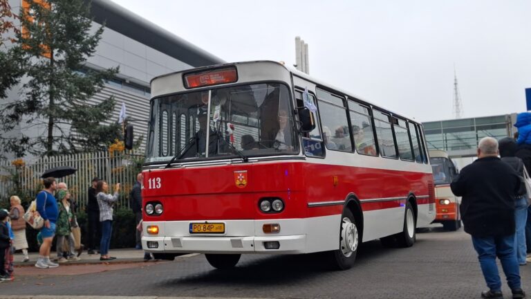 Kremowo-czerwony autobus Autosan, wokół osoby robiące mu zdjęcia
