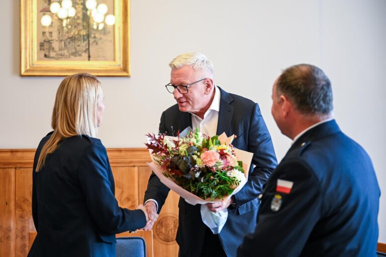 Prezydent Jacek Jaśkowiak wręcza kwiaty Monice Bocian, obok stoi Dariusz Graj