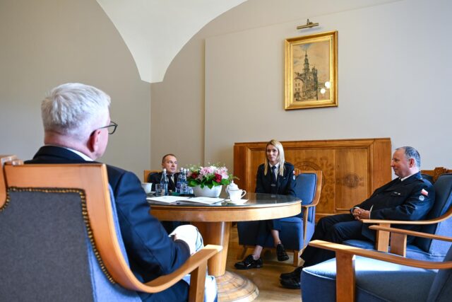 Przy stole Jacek Jaśkowiak, motorniczowie Monika Bocian i Dariusz Graj oraz trener Robert Zieliński