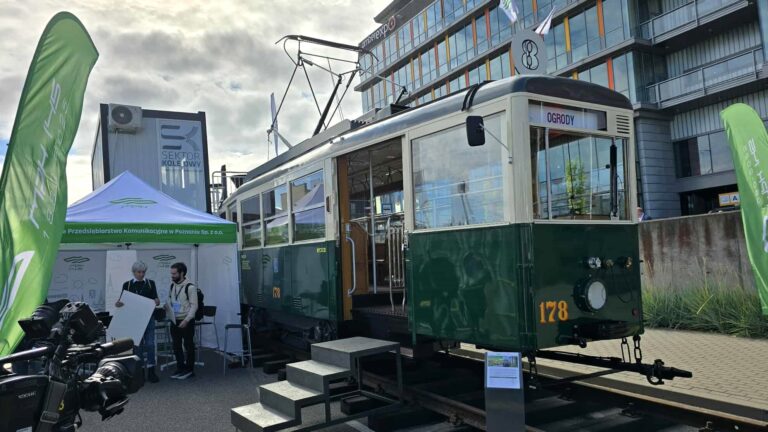 Wagon na targach, w tle hala i namiot MPK Poznań