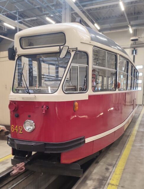 Czerwony wagon z numerem 642 z Tramwajów Warszawskich