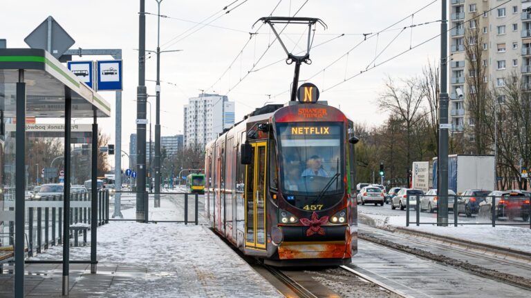 Tramwaj z napisem Netflix na wyświetlaczu