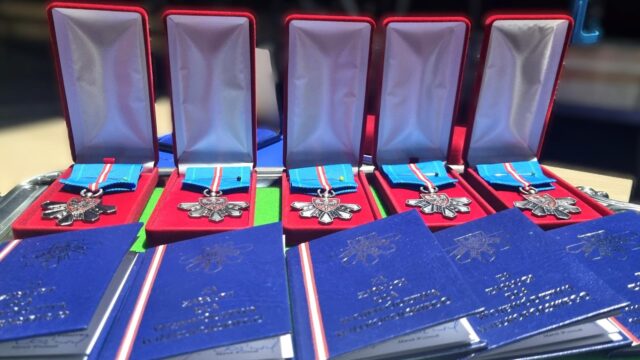 Ułożone obok siebie Odznaki Honorowe za zasługi dla Województwa Wielkopolskiego