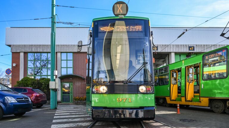 Wagon NGT6D przed halą