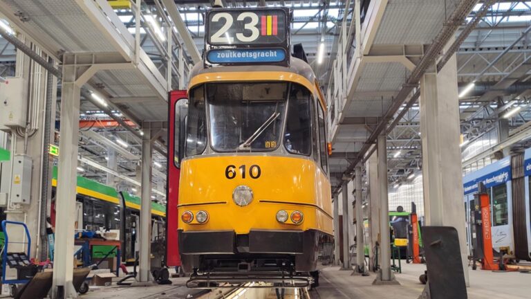 Żółty wagon w hali