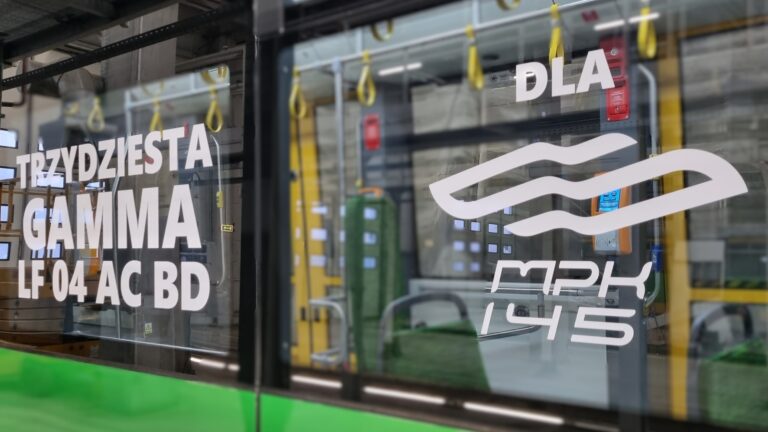 Napis na szybie tramwaju Trzydziesta gamma dla MPK Poznań