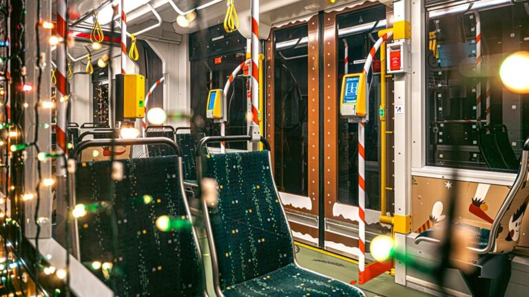 Ozdobione wnętrze świątecznego tramwaju