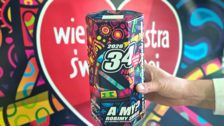 Kolorowa puszka na datki na tle plakatu 34 Finału Wielkiej Orkiestry Świątecznej Pomocy