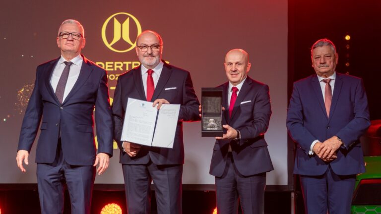 Na scenie od lewej strony Jacek Jaśkowiak, Piotr Pawlak, Robert Kij i Wojciech Tulibacki