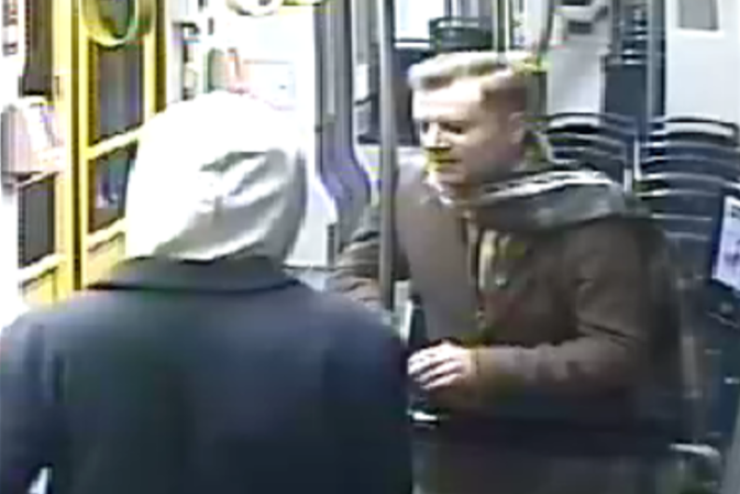 Obraz z kamery monitoringu - mężczyzna w tramwaju