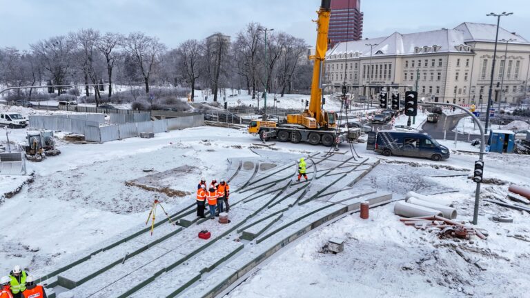 Przebudowa torowiska. Widok z góry na montowane na placu budowy prefabrykaty
