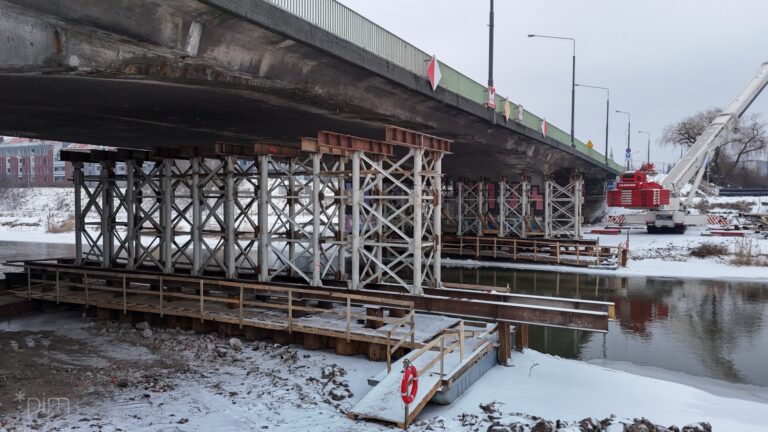 Plac budowy - widoczne tymczasowe podpory mostu
