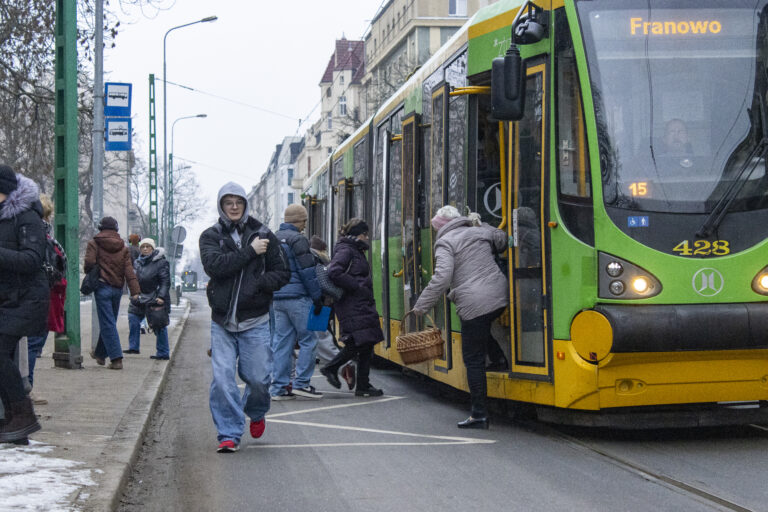 ludzie wysiadający z tramwaju