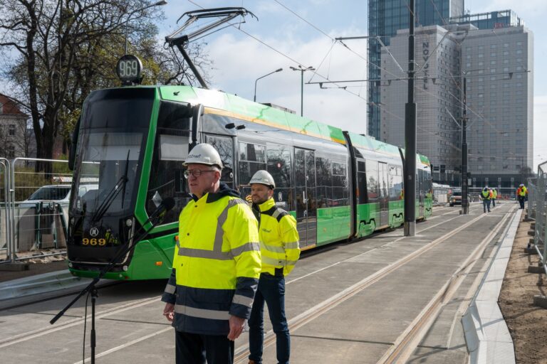 Jacek Jaśkowiak i Marcin Gołek przy tramwaju na węźle Wierzbięcice