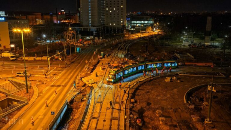 Nocny przejazd tramwaju - widok z lotu ptaka