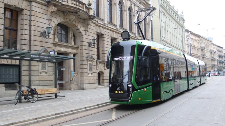 Tramwaj Moderus Gamma na przystanku Biblioteka Uniwersytecka
