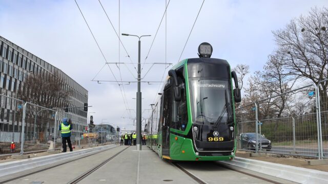 Tramwaj na przebudowanym torowisku na węźle Wierzbięcice