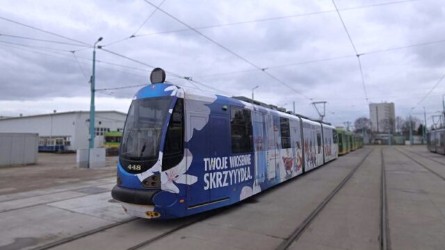 Tramwaj oklejony reklamą, który będzie kursował na linii specjalnej RB