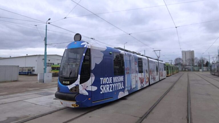 Tramwaj oklejony reklamą, który będzie kursował na linii specjalnej RB