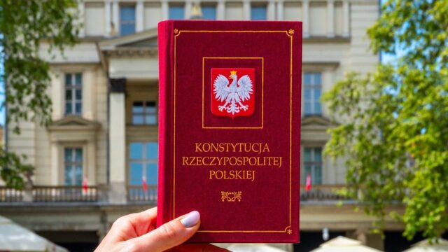 Konstytucja RP (książka) na tle Placu Wolności