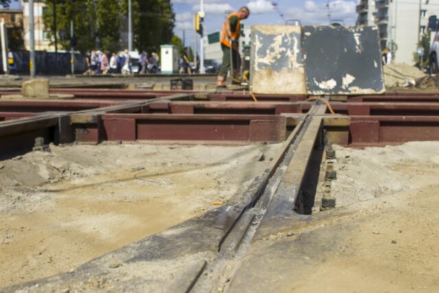 Nowe torowisko, w tle pracujący mężczyzna w pomarańczowej kamizelce