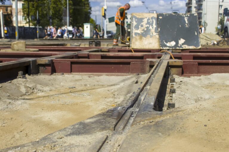 Nowe torowisko, w tle pracujący mężczyzna w pomarańczowej kamizelce