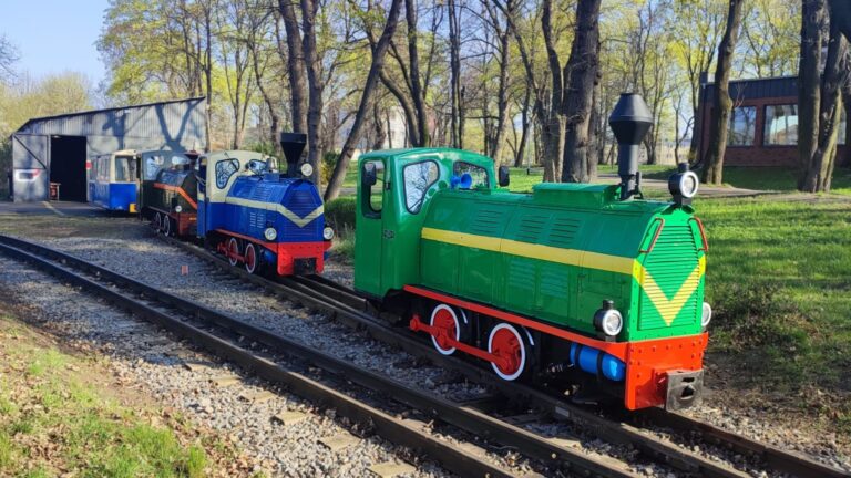 Trzy lokomotywy przez lokogarażem