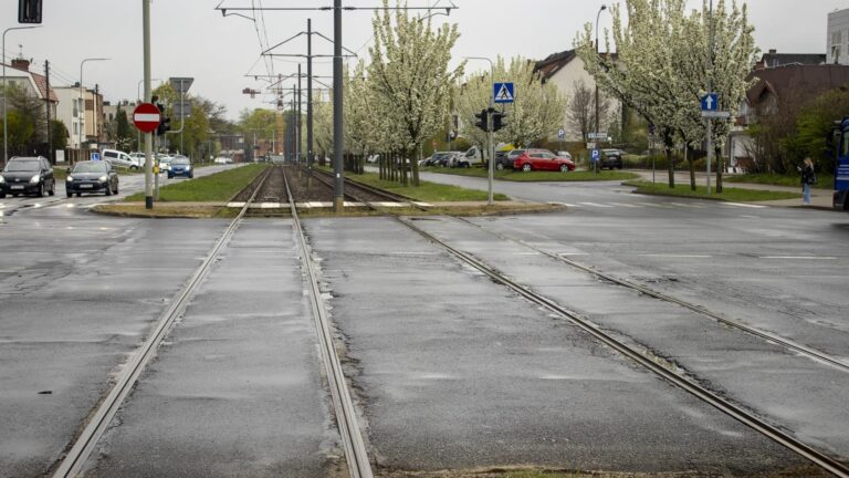 Zniszczona nawierzchnia jezdni w torowisku tramwajowym